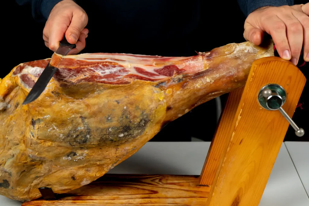 Cortijo Monzón - primer-plano-de-un-hombre-preparando-comida