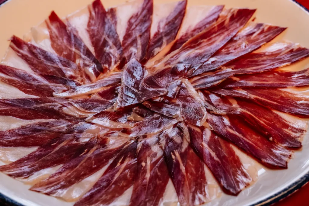 Cortijo Monzón - vista-de-cerca-del-jamon-cortado-en-rebanadas-delgadas